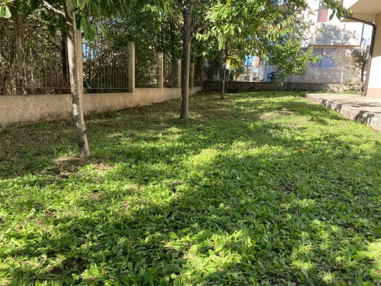 Geräumiges dreistöckiges Einfamilienhaus im Zentrum von Ravda – Komfort, Prestige und vollständige Unabhängigkeit