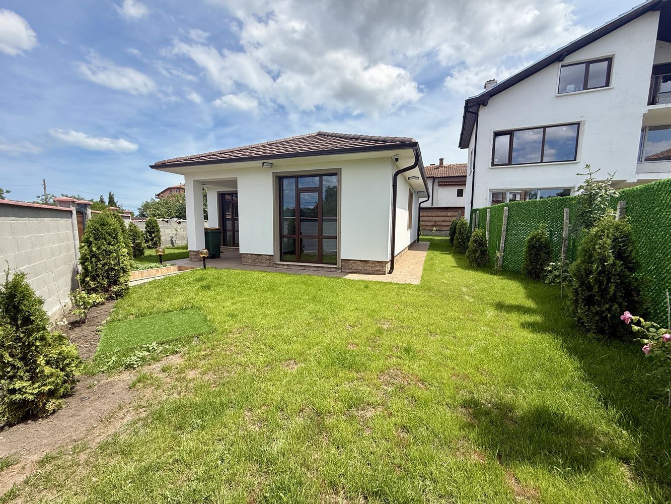 Neues eingeschossiges Haus mit drei Schlafzimmern und eigenem Garten – Komfort, Ruhe und Qualität nahe Sonnenstrand