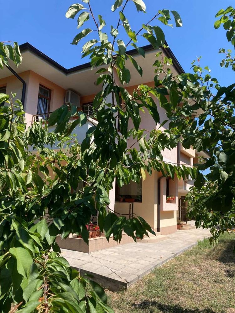 Geräumiges dreistöckiges Einfamilienhaus im Zentrum von Ravda – Komfort, Prestige und vollständige Unabhängigkeit