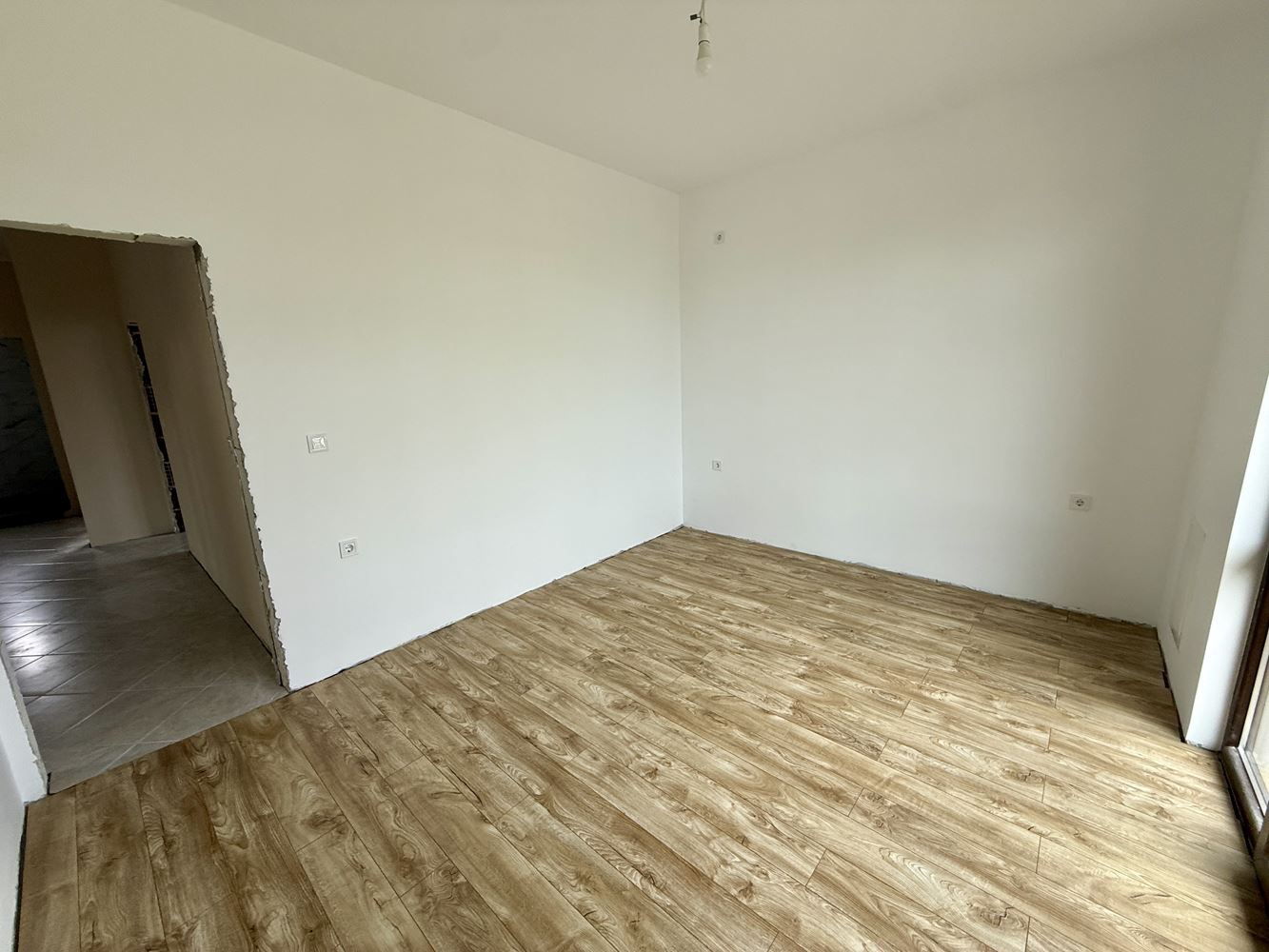 Neues eingeschossiges Haus mit drei Schlafzimmern und eigenem Garten – Komfort, Ruhe und Qualität nahe Sonnenstrand