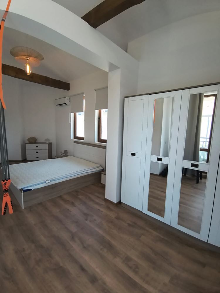 Zweistöckiges Haus mit Swimmingpool und eigenem Garten mit Stellplatz in Aheloy – vollständig möbliert und bezugsfertig