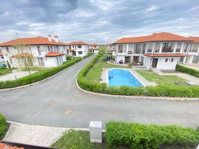 Zweistöckiges Haus mit Swimmingpool und eigenem Garten mit Stellplatz in Aheloy – vollständig möbliert und bezugsfertig
