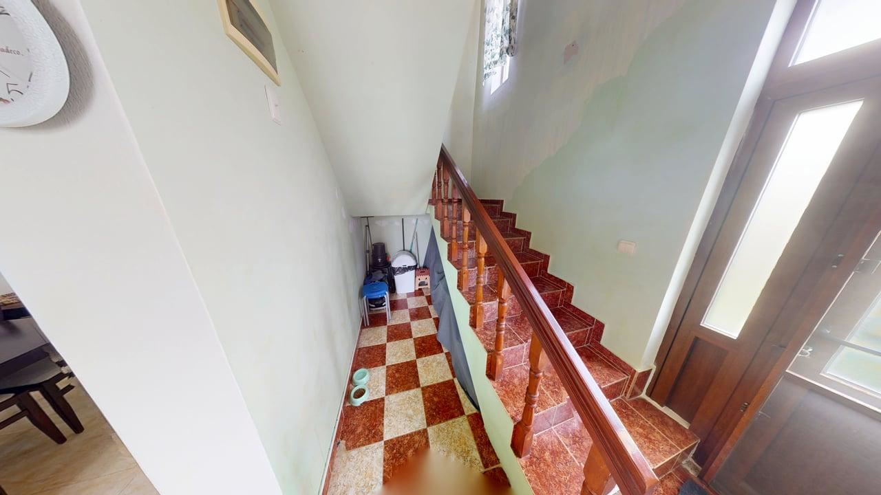 Zweigeschossiges Haus im Dorf Poroy – Ruhe, Raum und Komfort in Meeresnähe