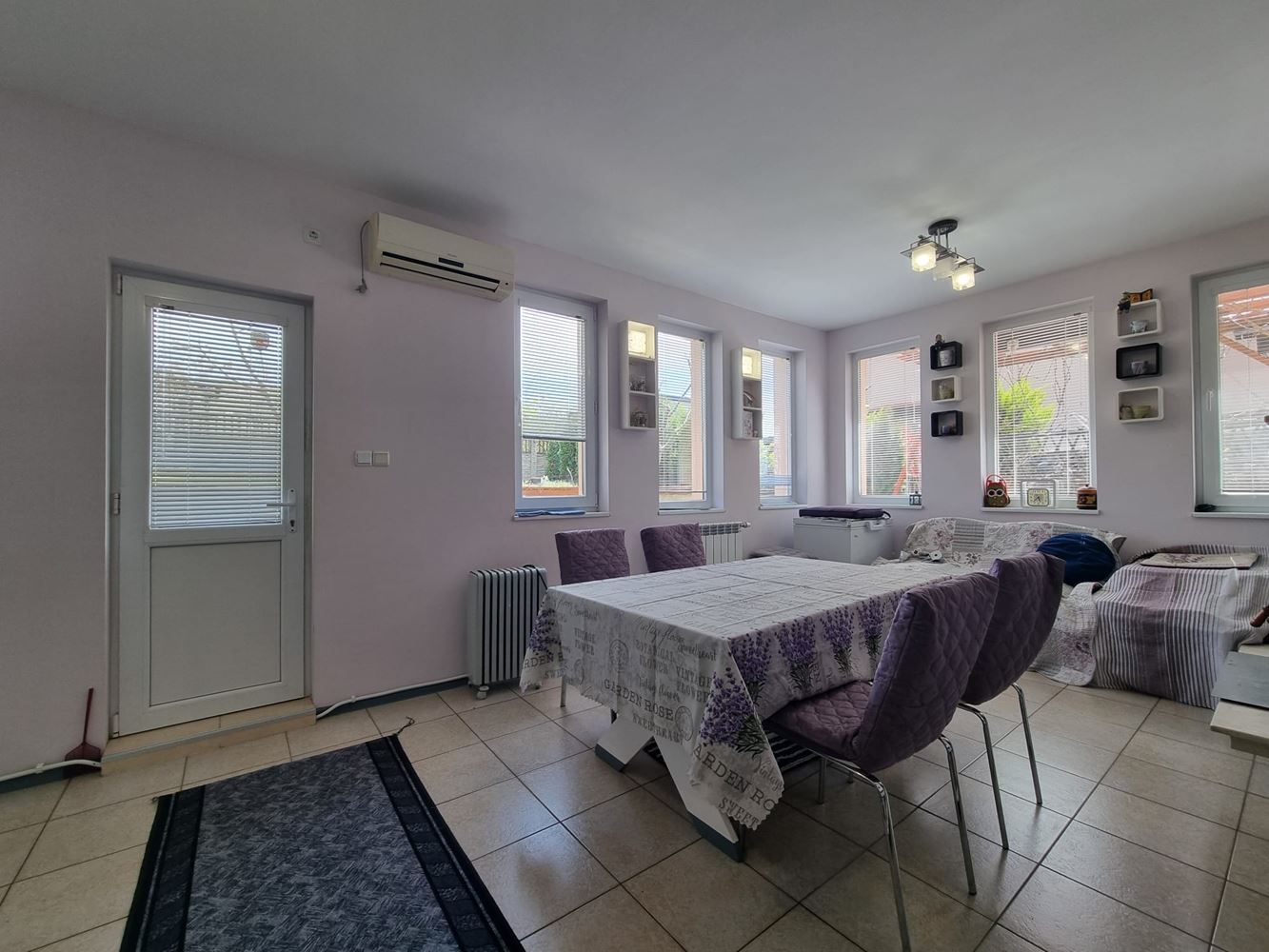 Wunderschönes zweistöckiges Haus mit Garten, Garage und moderner Heizung in Kosharitsa