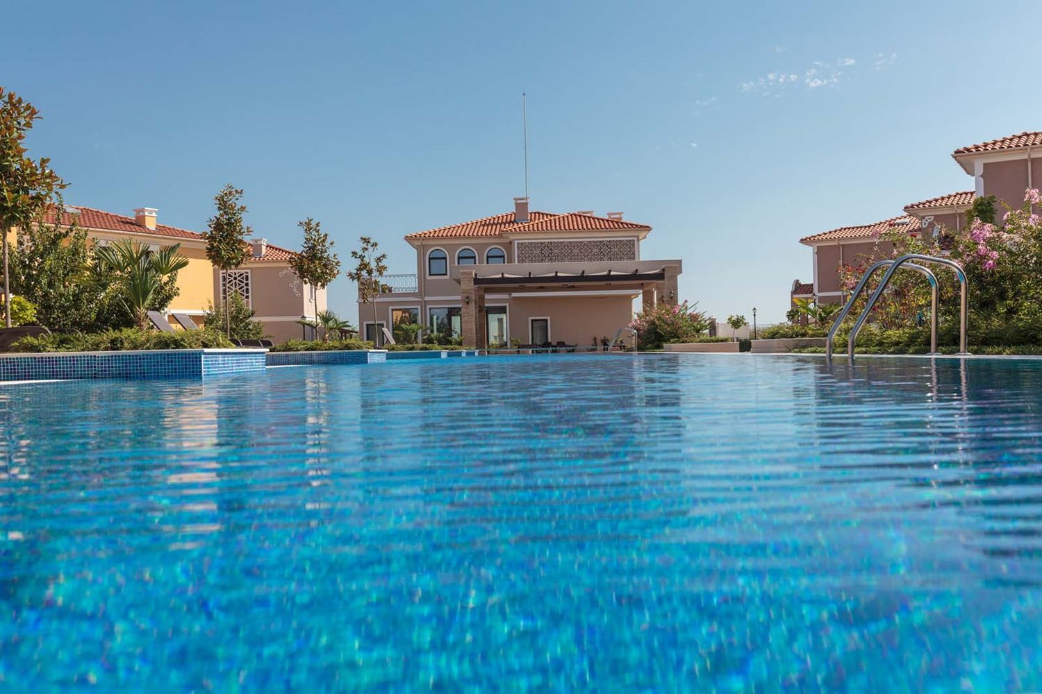 Exklusives zweistöckiges Haus mit drei Schlafzimmern und großzügigem Garten in einer luxuriösen, bewachten Wohnanlage zwischen Sarafovo und Pomorie