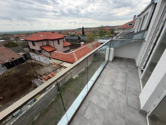 Dreistöckiges Reihenhaus in Banevo – moderne Bauweise, Hof und zwei Parkplätze