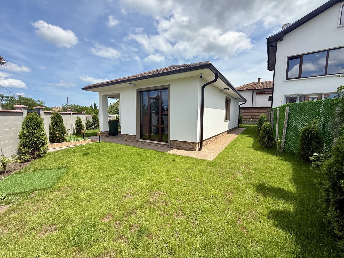 Neues eingeschossiges Haus mit drei Schlafzimmern und eigenem Garten – Komfort, Ruhe und Qualität nahe Sonnenstrand