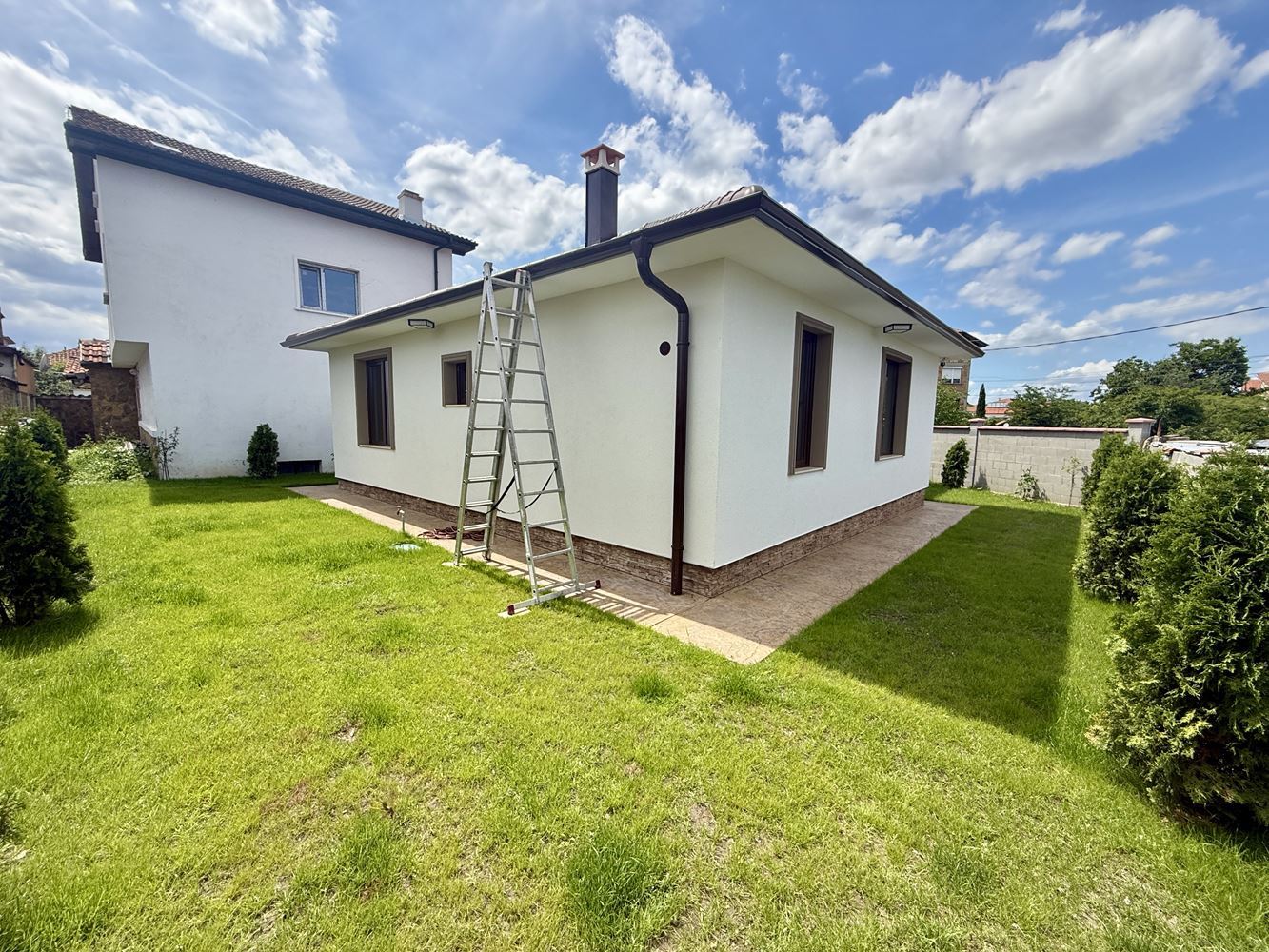 Neues eingeschossiges Haus mit drei Schlafzimmern und eigenem Garten – Komfort, Ruhe und Qualität nahe Sonnenstrand