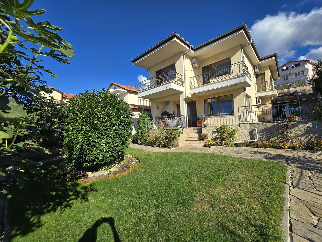 Freistehendes Haus mit Panoramablick auf das Meer und eigenem Garten in Sveti Vlas