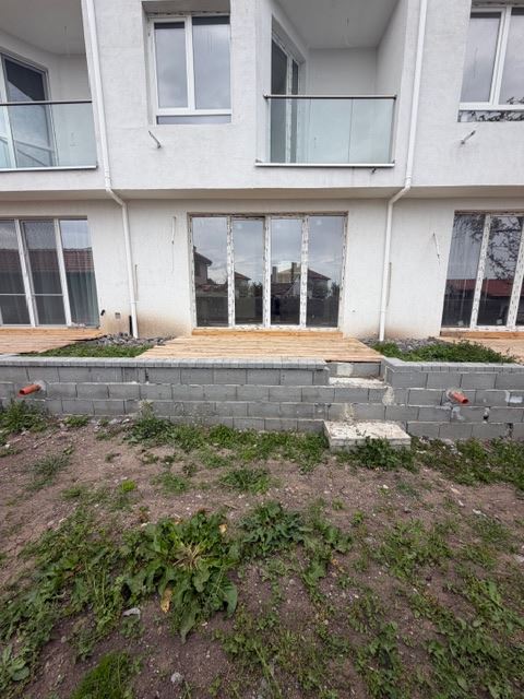 Dreistöckiges Reihenhaus in Banevo – moderne Bauweise, Hof und zwei Parkplätze