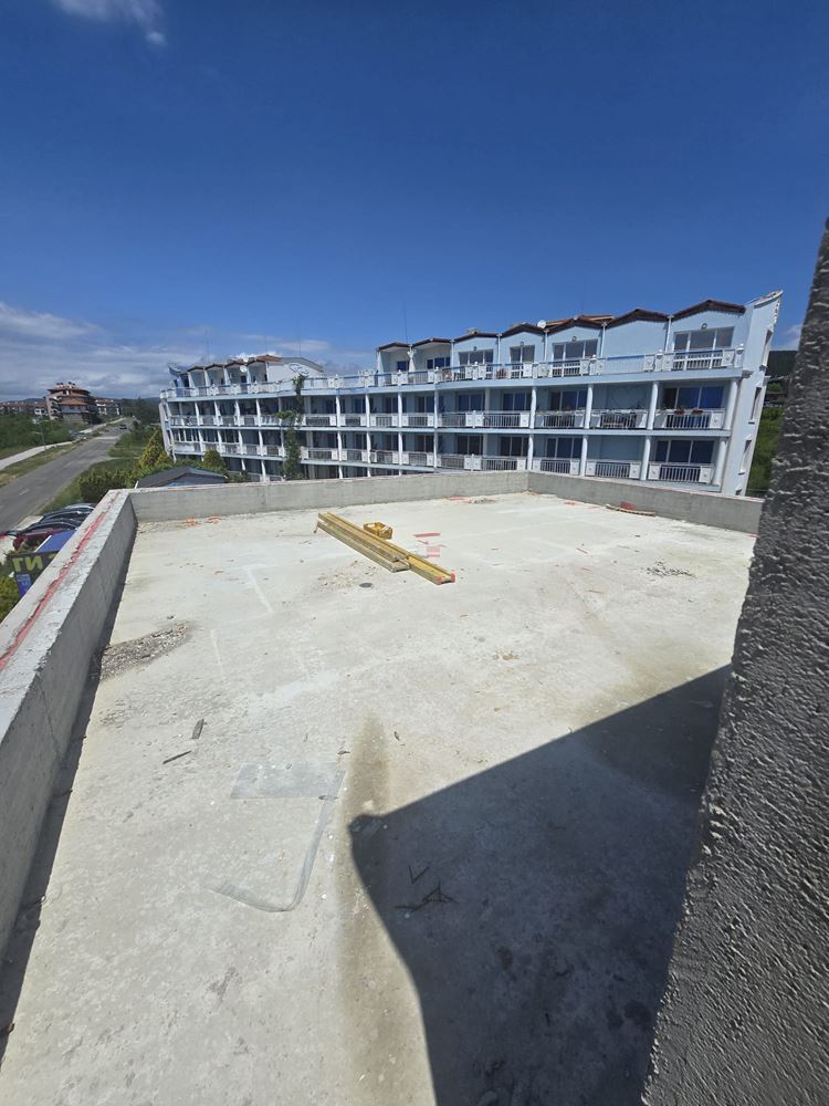 Luxuriöses geräumiges Haus mit Panoramaterrassen und eigenem Garten in einer modernen Anlage am Meer