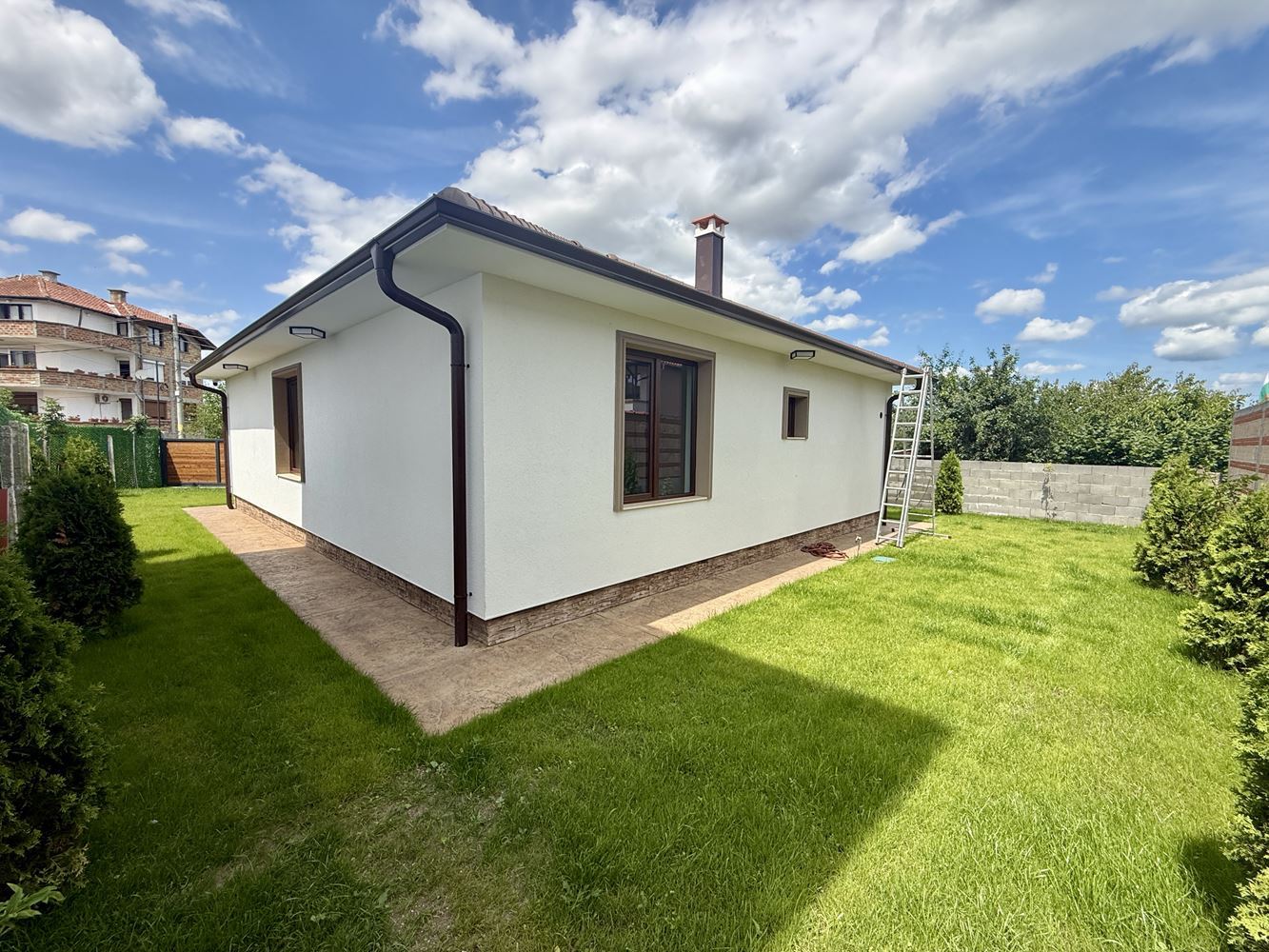 Neues eingeschossiges Haus mit drei Schlafzimmern und eigenem Garten – Komfort, Ruhe und Qualität nahe Sonnenstrand