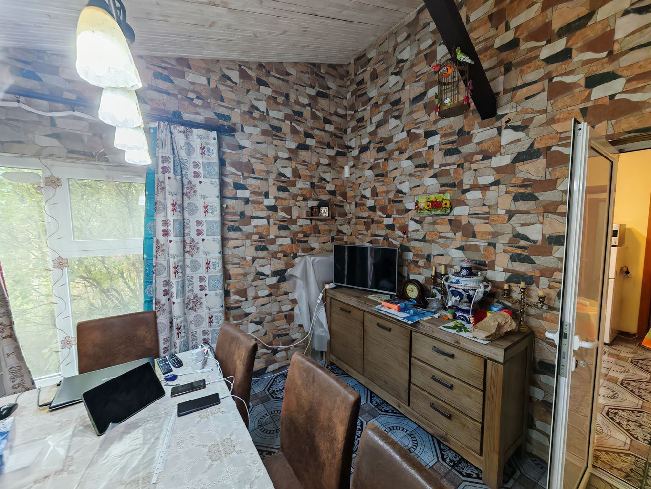 Freistehendes zweistöckiges Haus mit großem Garten und Weinberg im Dorf Poroy – Raum, Komfort und Ruhe
