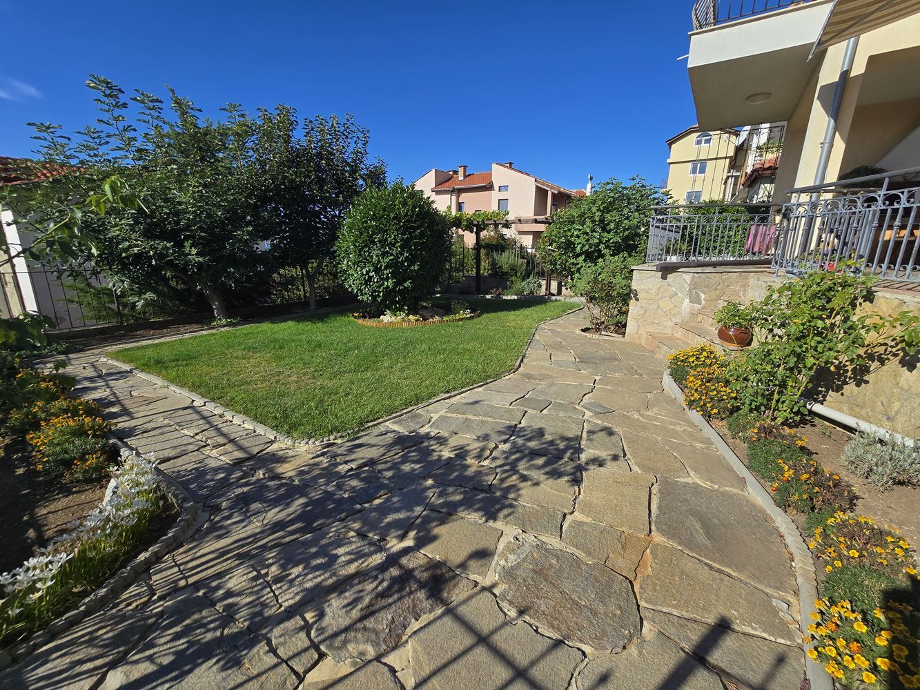 Freistehendes Haus mit Panoramablick auf das Meer und eigenem Garten in Sveti Vlas