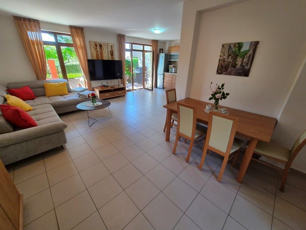 Geräumiges Townhouse in einer Boutique-Wohnanlage – vollständig möbliert, nahe am Meer und mit niedrigen Betriebskosten