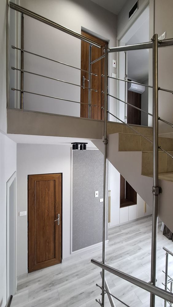 Luxuriöses dreistöckiges Townhouse nur 50 Meter vom Strand entfernt – brandneues Zuhause mit modernem Interieur und höchstem Komfort