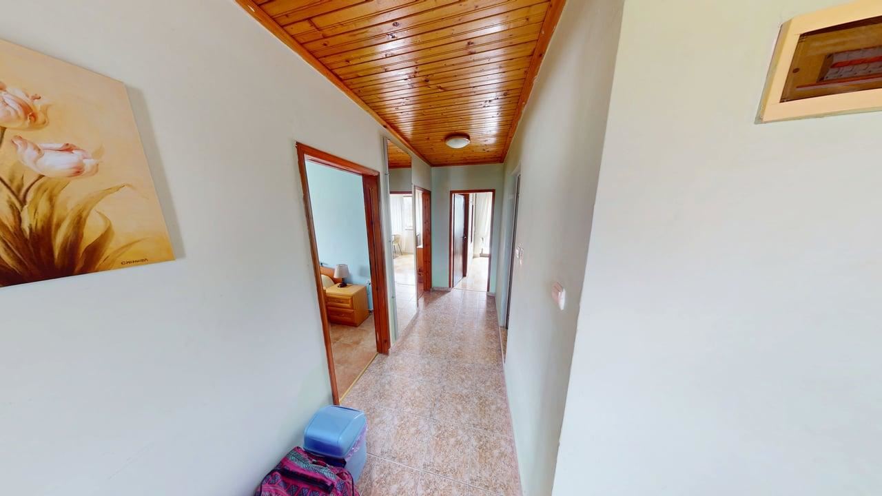 Zweigeschossiges Haus im Dorf Poroy – Ruhe, Raum und Komfort in Meeresnähe