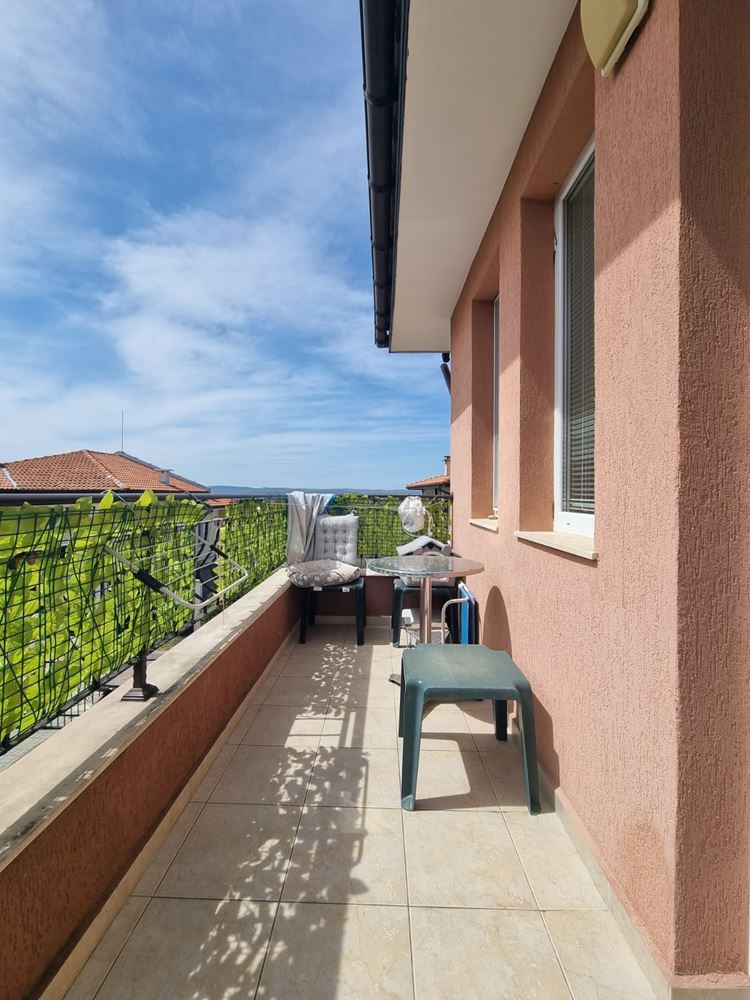 Wunderschönes zweistöckiges Haus mit Garten, Garage und moderner Heizung in Kosharitsa