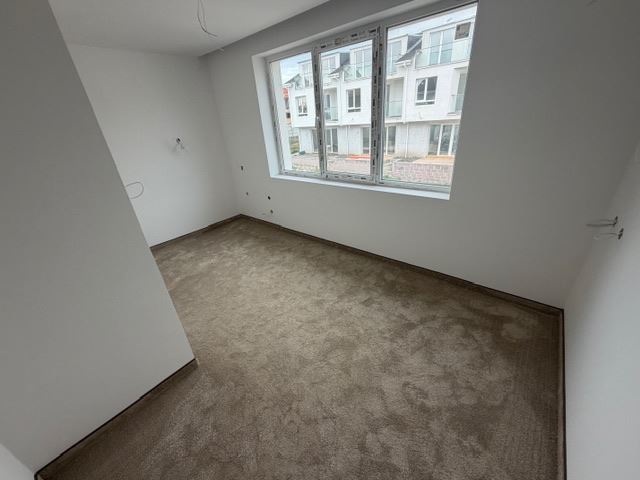Dreistöckiges Reihenhaus in Banevo – moderne Bauweise, Hof und zwei Parkplätze