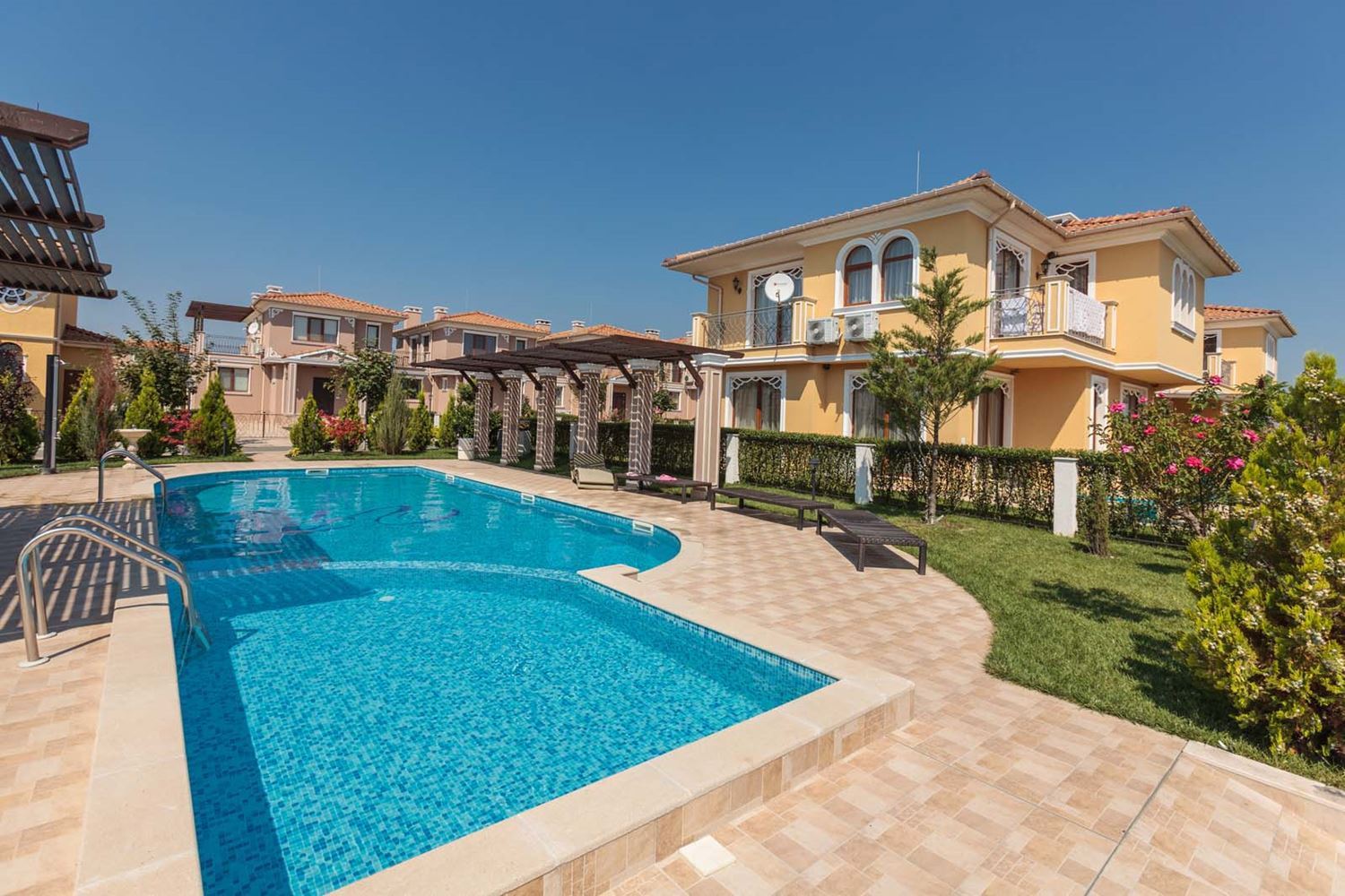 Luxuriöses zweistöckiges Haus in einer prestigeträchtigen Anlage in Pomorie