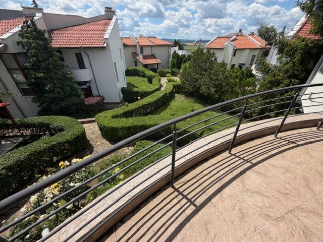 Zweigeschossiges Haus mit Garten in einer geschlossenen Anlage nahe Sonnenstrand – Ruhe, Grün und Komfort