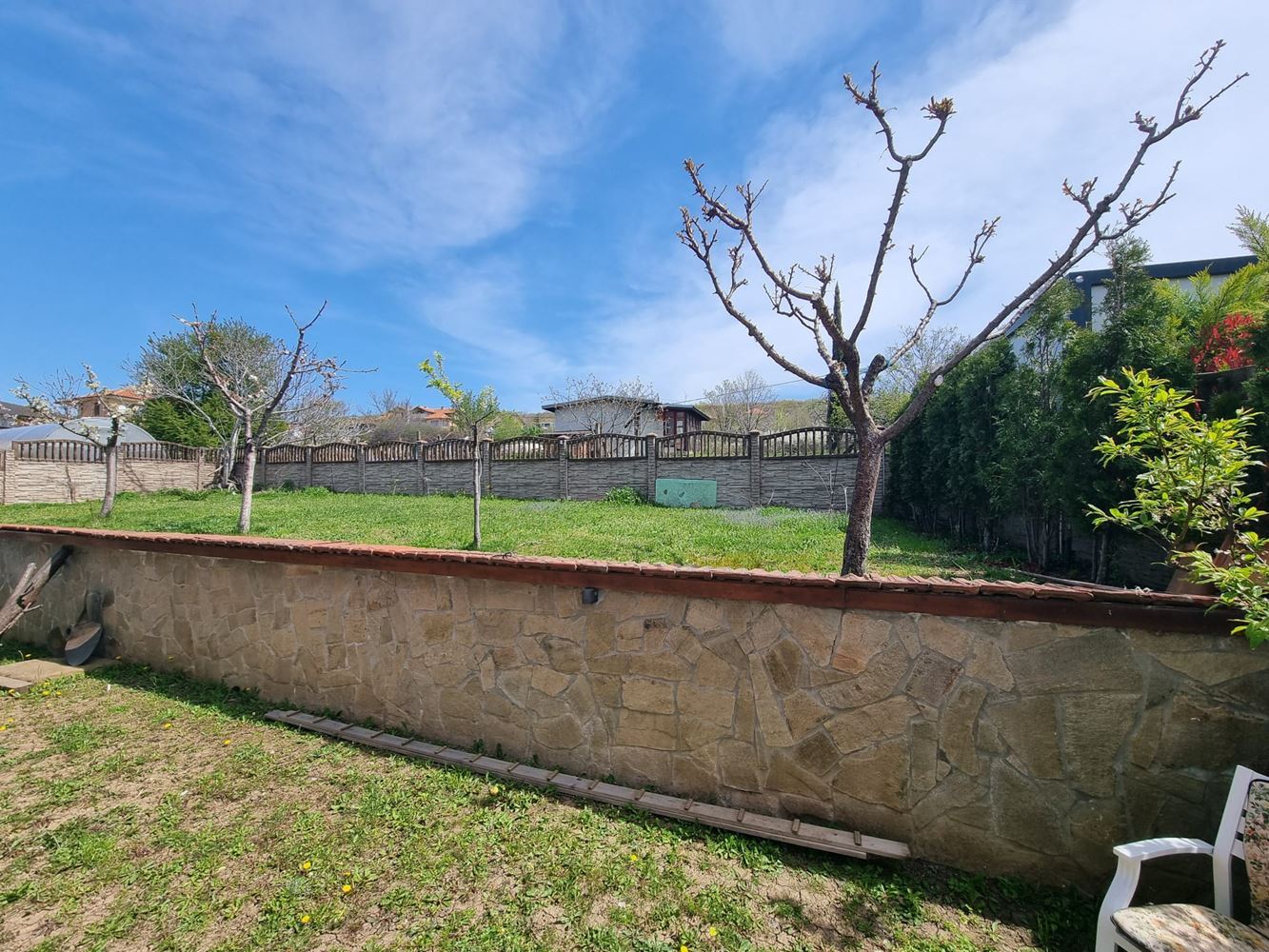 Wunderschönes zweistöckiges Haus mit Garten, Garage und moderner Heizung in Kosharitsa