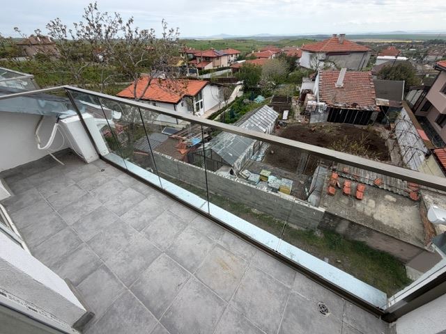 Dreistöckiges Reihenhaus in Banevo – moderne Bauweise, Hof und zwei Parkplätze