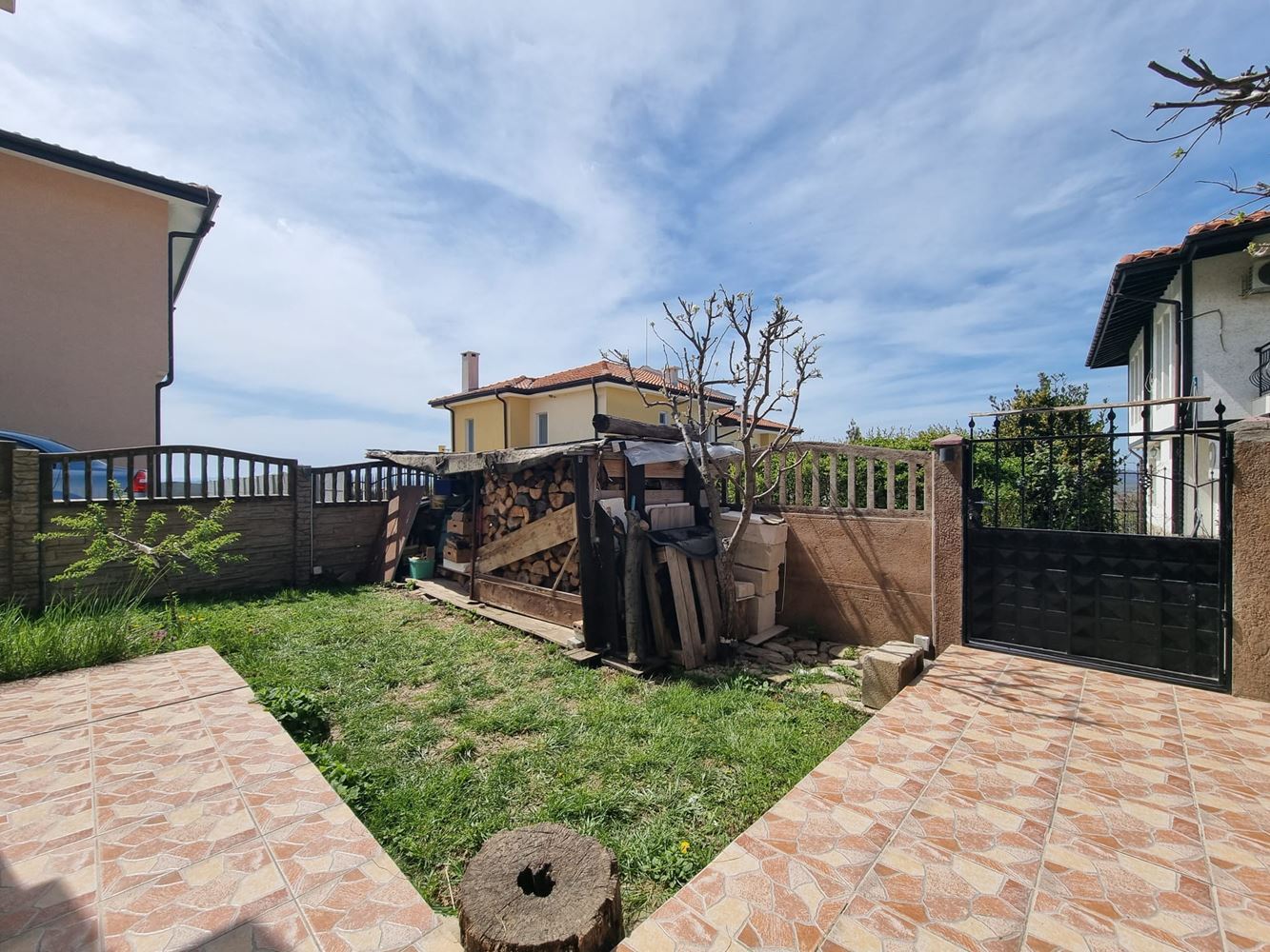 Wunderschönes zweistöckiges Haus mit Garten, Garage und moderner Heizung in Kosharitsa