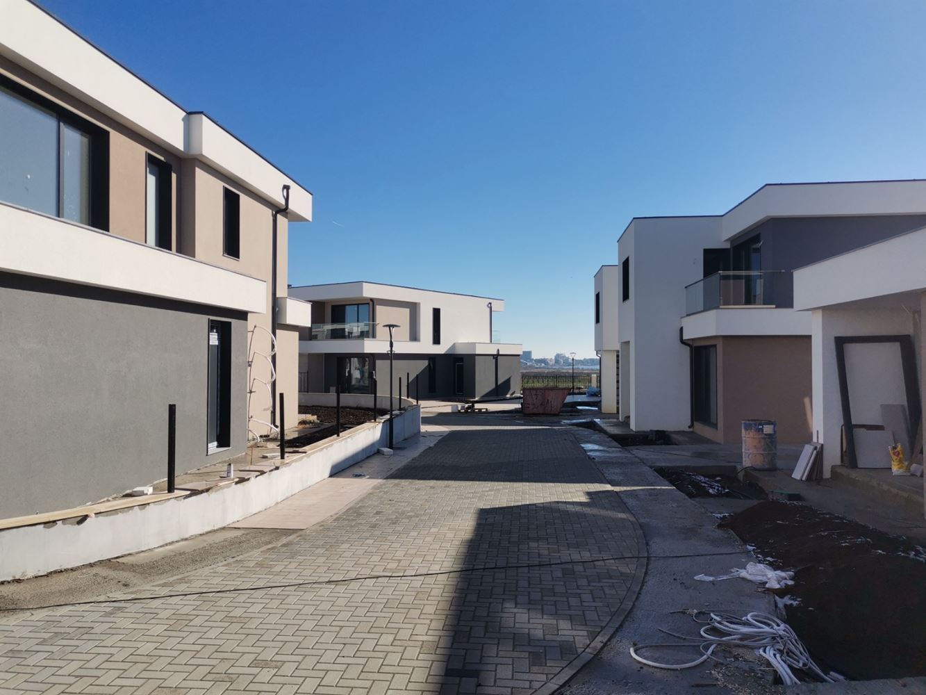 Modernes zweistöckiges Haus in einer geschlossenen Anlage zwischen Pomorie und Sarafovo – Komfort, Sicherheit und ganzjähriges Wohnen