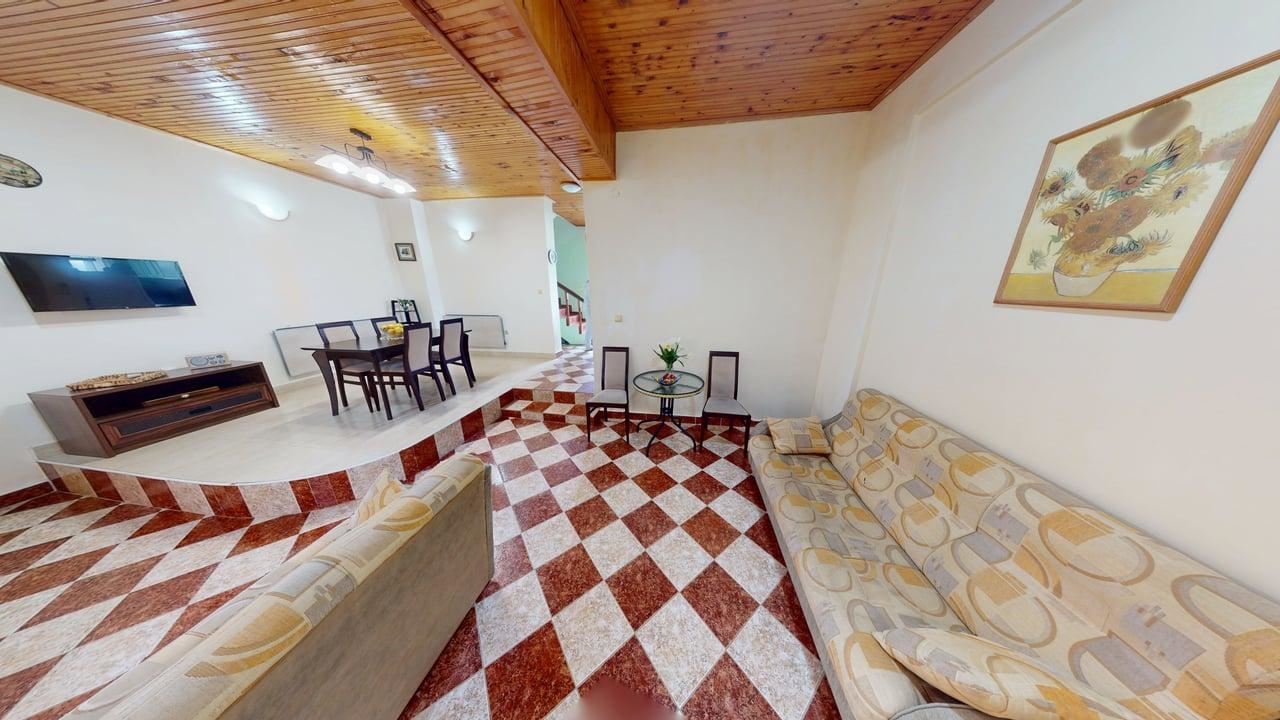 Zweigeschossiges Haus im Dorf Poroy – Ruhe, Raum und Komfort in Meeresnähe