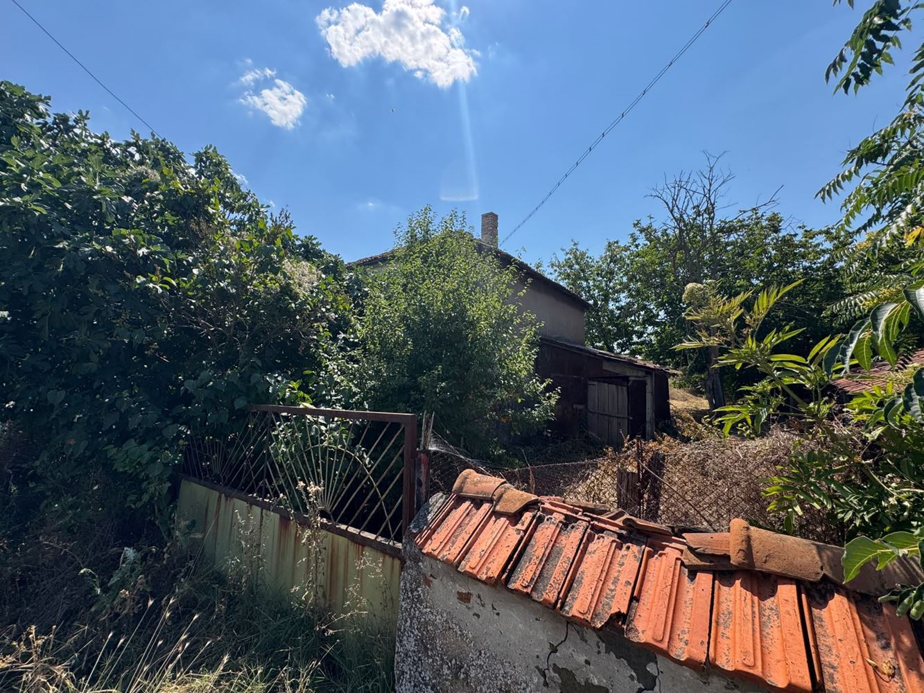 Einstöckiges Haus mit großem Grundstück und Garage im Dorf Smolnik, Region Burgas – Ruhe und die Möglichkeit für ein neues Zuhause