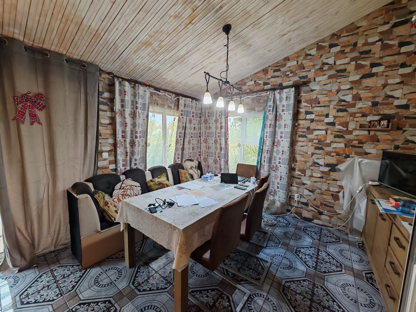 Freistehendes zweistöckiges Haus mit großem Garten und Weinberg im Dorf Poroy – Raum, Komfort und Ruhe