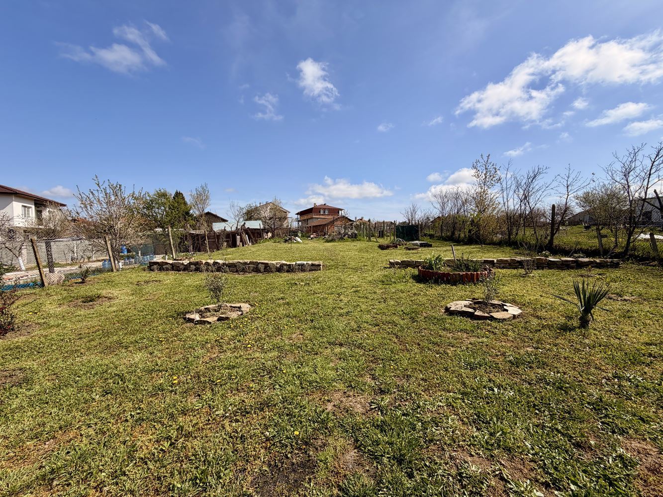 Grundstück mit Haus und fertigem Erweiterungsprojekt im Dorf Poroy – Natur, Ruhe und Investitionspotenzial nur wenige Minuten vom Meer entfernt