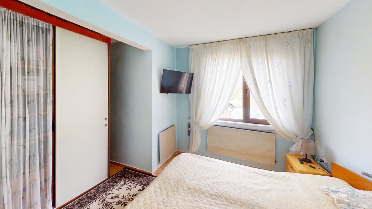 Zweigeschossiges Haus im Dorf Poroy – Ruhe, Raum und Komfort in Meeresnähe