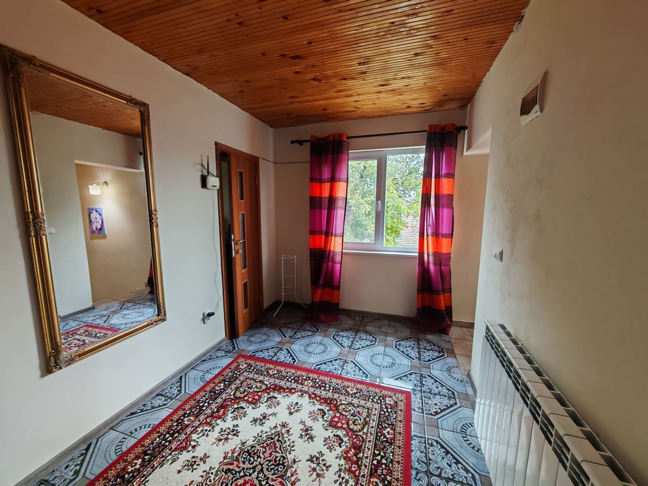 Freistehendes zweistöckiges Haus mit großem Garten und Weinberg im Dorf Poroy – Raum, Komfort und Ruhe