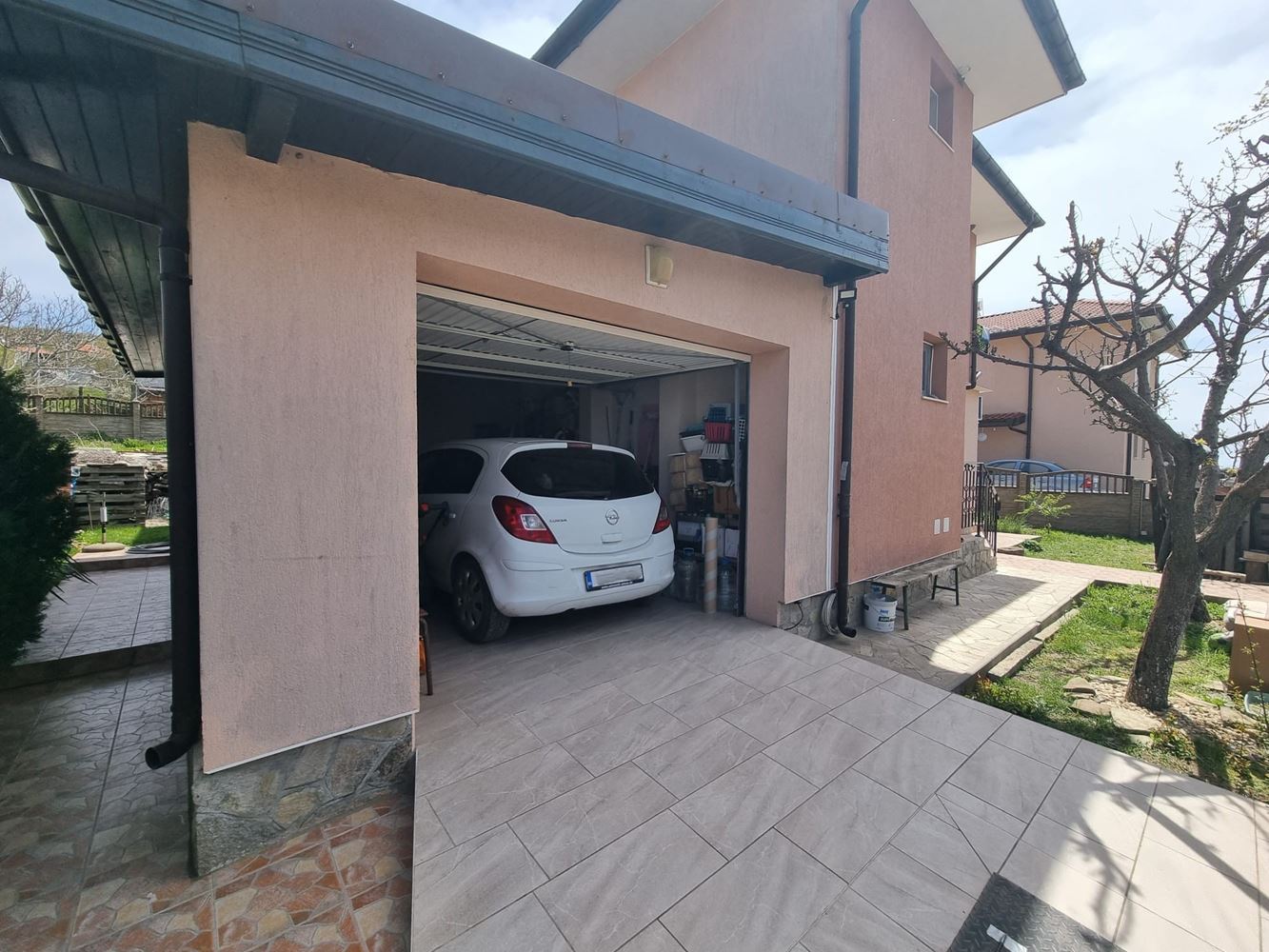 Wunderschönes zweistöckiges Haus mit Garten, Garage und moderner Heizung in Kosharitsa