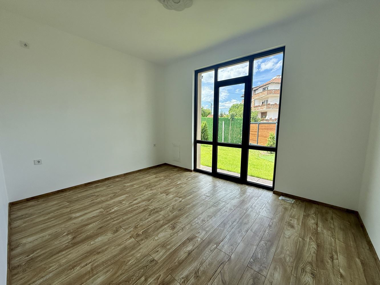 Neues eingeschossiges Haus mit drei Schlafzimmern und eigenem Garten – Komfort, Ruhe und Qualität nahe Sonnenstrand