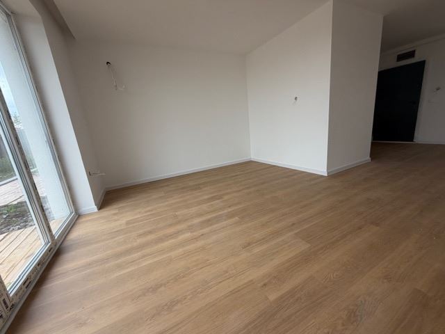 Dreistöckiges Reihenhaus in Banevo – moderne Bauweise, Hof und zwei Parkplätze