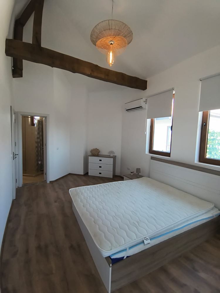 Zweistöckiges Haus mit Swimmingpool und eigenem Garten mit Stellplatz in Aheloy – vollständig möbliert und bezugsfertig