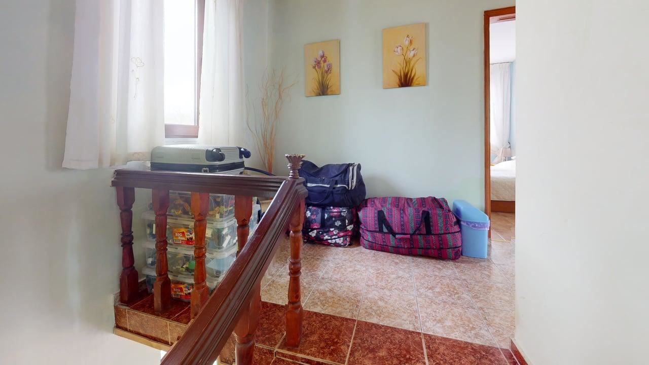 Zweigeschossiges Haus im Dorf Poroy – Ruhe, Raum und Komfort in Meeresnähe