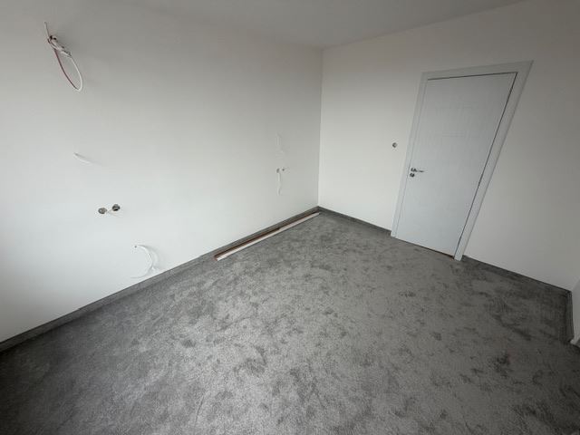 Dreistöckiges Reihenhaus in Banevo – moderne Bauweise, Hof und zwei Parkplätze
