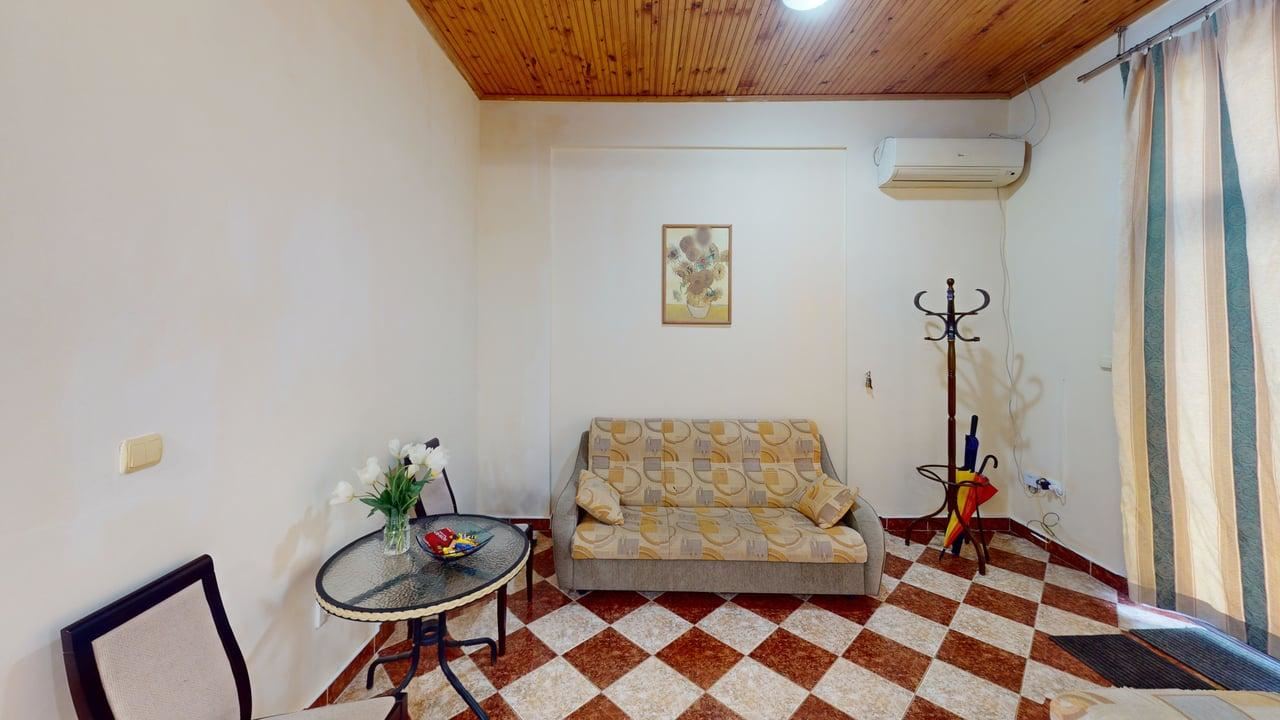 Zweigeschossiges Haus im Dorf Poroy – Ruhe, Raum und Komfort in Meeresnähe