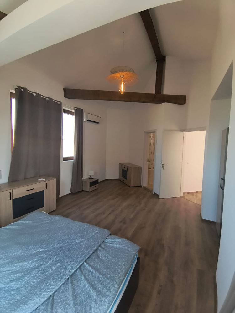 Zweistöckiges Haus mit Swimmingpool und eigenem Garten mit Stellplatz in Aheloy – vollständig möbliert und bezugsfertig