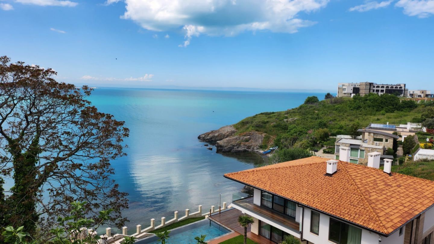 Wunderschönes dreistöckiges Haus in erster Meereslinie in Sosopol mit Panoramablick auf die Paradiesbucht
