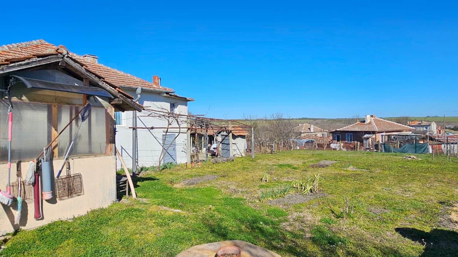 Ausgezeichnetes einstöckiges Haus mit Pool und großem Grundstück im Dorf Dyulevo