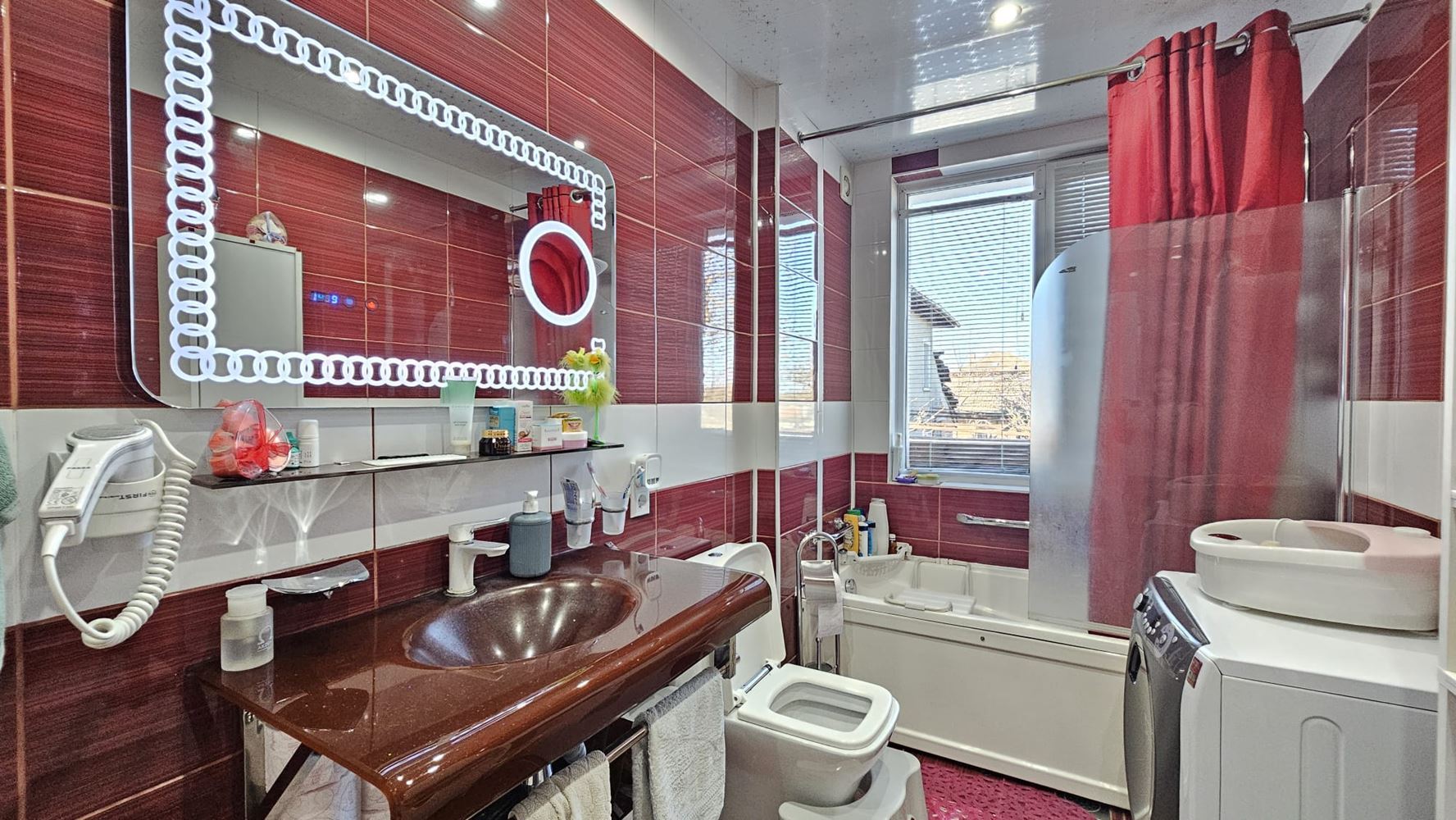 Ausgezeichnetes einstöckiges Haus mit Pool und großem Grundstück im Dorf Dyulevo