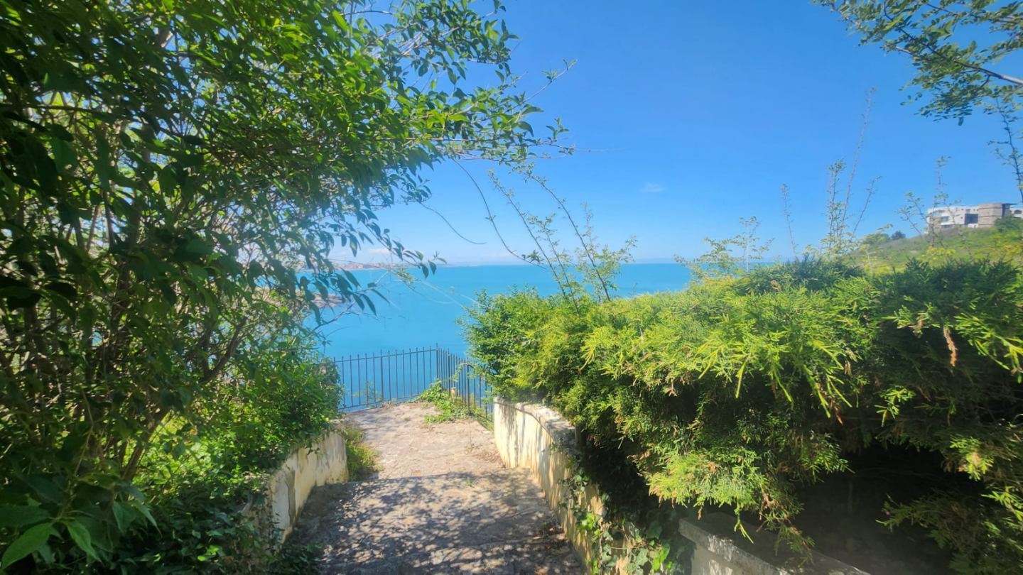 Wunderschönes dreistöckiges Haus in erster Meereslinie in Sosopol mit Panoramablick auf die Paradiesbucht