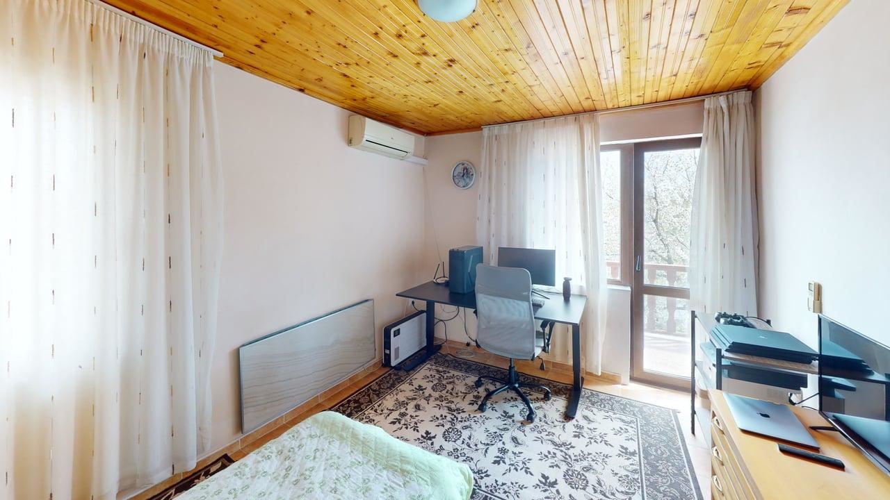 Zweigeschossiges Haus im Dorf Poroy – Ruhe, Raum und Komfort in Meeresnähe