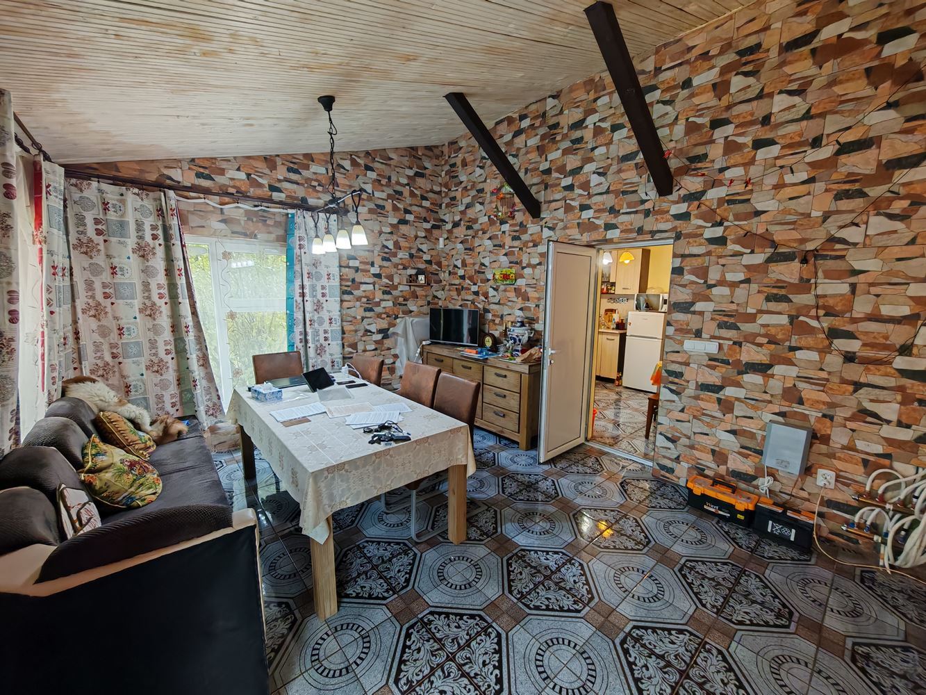 Freistehendes zweistöckiges Haus mit großem Garten und Weinberg im Dorf Poroy – Raum, Komfort und Ruhe