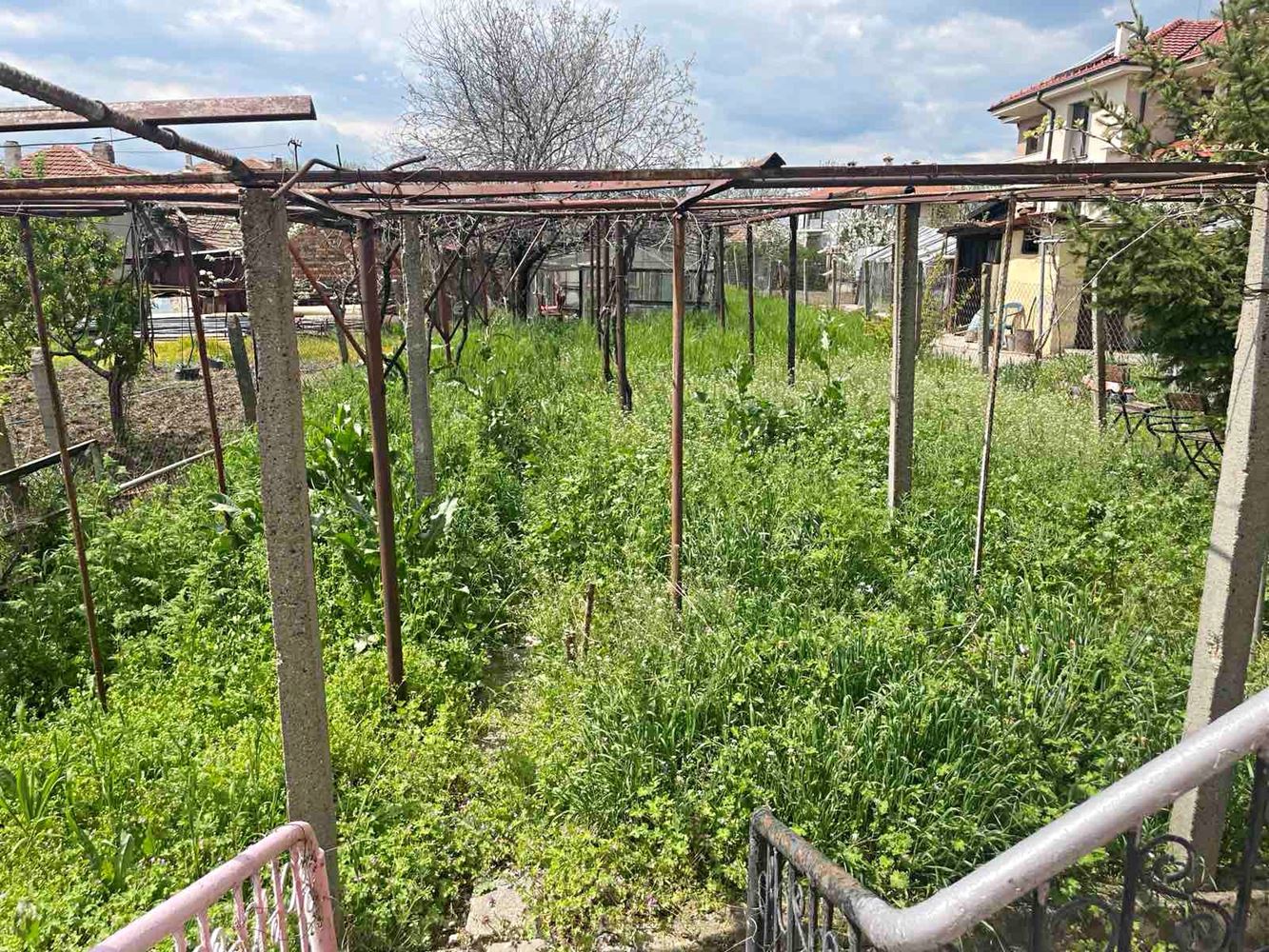 Eigenständiger Teil eines Hauses mit Hof in Burgas – Banevo, Großzügigkeit, Funktionalität und hervorragende Lage nahe den Mineralbädern
